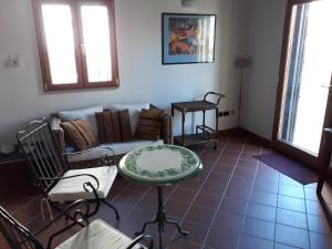 布林迪西L'Antico Pergolato Apartments的客厅配有沙发和桌子