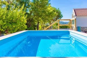 孔佩塔Casa Lirios的一座绿树成荫的蓝色游泳池