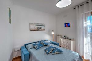 索伦托Casa di Flo的一间卧室配有蓝色的床和蓝色枕头