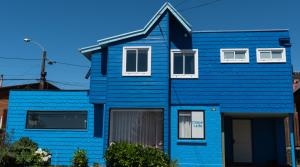 卡斯特鲁Chiloeislife的街上的蓝色房屋,设有白色窗户