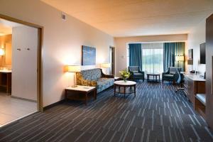 NicholsTioga Downs Casino and Resort的酒店客房设有沙发和桌子