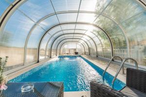 索帕尔茨卡Apartment Crikvenica 18的一个带玻璃天花板的室内游泳池
