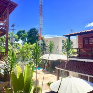 塔曼达雷热带海岸酒店的享有棕榈树和遮阳伞的城市美景。