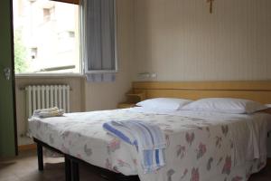 卡斯特罗卡罗泰尔梅皮耶里娜酒店的一间卧室配有一张带毯子的床和窗户
