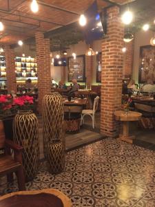 阿吉吉克La Joya del Lago的餐厅拥有砖墙和桌椅