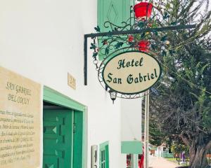 El CocuyHotel San Gabriel的建筑上的圣格雷戈拉里奥酒店标志
