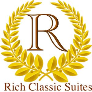 埃拉特Rich Classic Suites的金月桂花花,带有R富丽堂皇的经典歌手标志