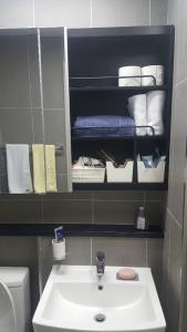 束草市Nadree House 2的浴室配有白色水槽和毛巾