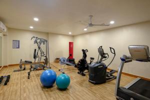 巴色Pakse hotel & Restaurant的健身房,室内设有健身器材