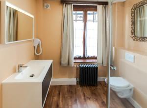 韦尔维耶阿登酒店酒店的一间带水槽和卫生间的浴室以及窗户。