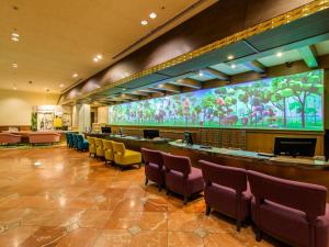 浦安东京湾东方酒店的一间设有椅子和大屏幕的等候室