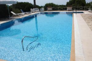 托雷圣乔万尼乌Villa Torre San Giovanni Ugento的一座清澈 ⁇ 蓝海水的大型游泳池