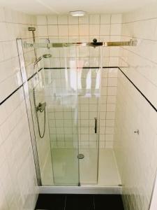 鹿特丹Bed and Breakfast Rotterdam的浴室里设有玻璃门淋浴