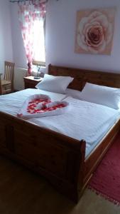 菲尔斯滕采尔Gasthof zur Alten Post-Pension的一间卧室配有一张大木床和白色床单