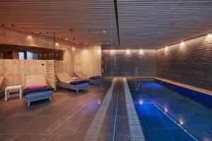 莱赫阿尔贝格Hotel Appartement Roggal的游泳池,位于带游泳池的房间