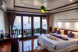 Haad Chao PhaoZama Resort Koh Phangan的一间卧室设有一张床,享有海景