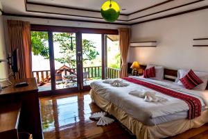 Haad Chao PhaoZama Resort Koh Phangan的酒店客房设有两张床和一个阳台。