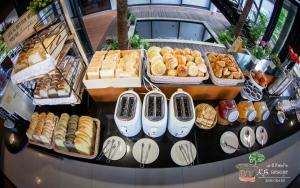 象岛KB度假村 的各种面包和糕点的展示