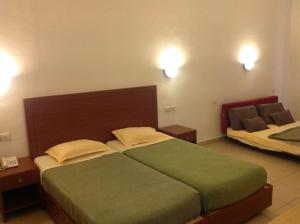 哈马马特达哈亚姆酒店的酒店客房,设有两张床和一张沙发