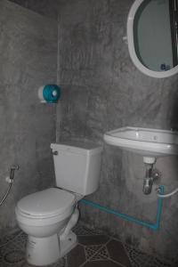 湄宏颂马洪颂PLP旅馆的一间带卫生间和水槽的浴室