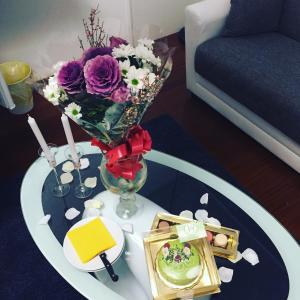 维罗纳Vitti's Home Verona的花瓶和一盘食物的桌子