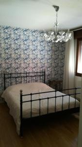 法诺LA CASA DEL MARE的一间卧室配有一张床和一个吊灯