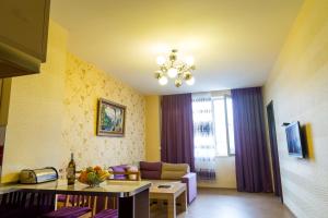 第比利斯Tbilisi Comfort Apartment的客厅配有沙发和桌子