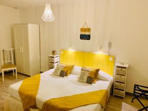 福卡尔基耶乐格兰德酒店的一间卧室配有一张带黄色床头板的大床