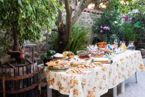 斯库索港柠檬树住宿加早餐酒店的花园里的餐桌上放着食物