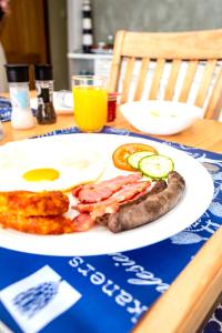 圣卢西亚圣卢西亚马林旅舍的包括鸡蛋香肠和烤面包的早餐食品