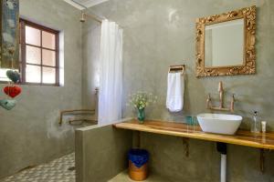 圣卢西亚圣卢西亚马林旅舍的一间带水槽和镜子的浴室