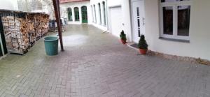 莱比锡Zimmer的砖砌的走道,有盆栽和垃圾桶