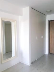 奥托佩尼Airport Residence - Across from Otopeni Airport的一间设有镜子和白色墙壁的客房
