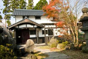 南小国町Kurokawa Mori no Cottage的花园内带门的日式房屋