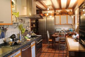 拉莫特－伯夫龙乐布利耶维酒店的厨房配有不锈钢用具和桌子