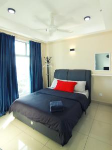 哥打巴鲁10:39 Studio @ D'Perdana Sri Cemerlang的一间卧室配有一张蓝色的床和红色枕头