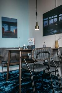 柏林Urbn Dreams III的一间带木桌和椅子的用餐室