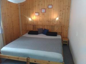 ŽluticeNa Polesí的卧室配有木墙内的一张床