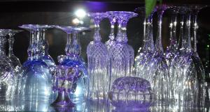 代尔夫宰尔Bed & Breakfast Rita的一组蓝色玻璃瓶坐在桌子上