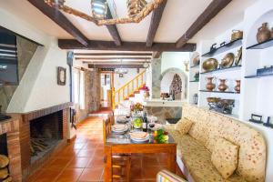 埃尔博斯克Hacienda El Molino的客厅设有壁炉和沙发。