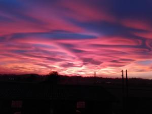 奥莱焦阿古扎度假农庄的天空中粉红色和紫色云的日落