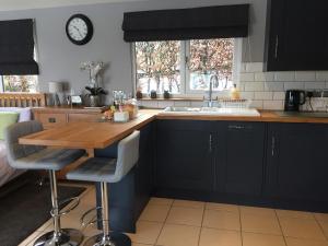 彭里斯Summer House, Glassonby的厨房配有木桌和水槽。