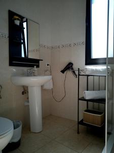 维辛达里奥UNION 64的一间带水槽、卫生间和镜子的浴室