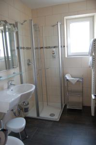 科赫姆Flair Hotel am Rosenhügel - Garni的带淋浴和盥洗盆的浴室