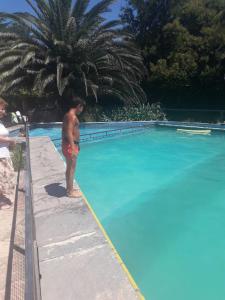 拉库布蕾Hosteria Pastoral & Spa的站在游泳池旁的人
