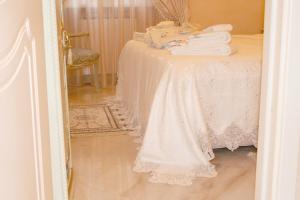 维罗纳Fiore d'arancio Luxury City Center Apartment的一间设有桌子的房间,上面有白色毛巾