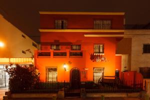 利马卡萨苏维酒店的一座晚上有橙色色调的建筑