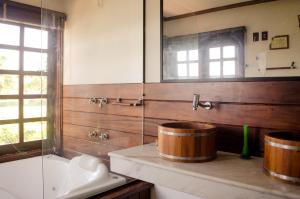莫罗圣保罗Hotel Porto do Zimbo的浴室的柜台上设有两个大型木桶