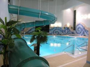 什恰夫尼察Hotel Solar的一个带水滑梯的大型游泳池
