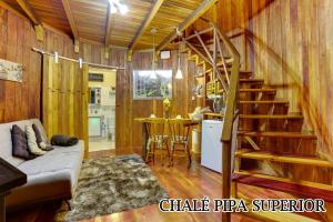 卡内拉Chalé Temático em Pipa de Vinho - Parada da Pipa Chalés的一间带楼梯的客厅和一间厨房